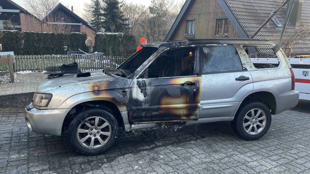 Zwei Autos fangen Feuer – Polizei vermutet Brandstiftung
