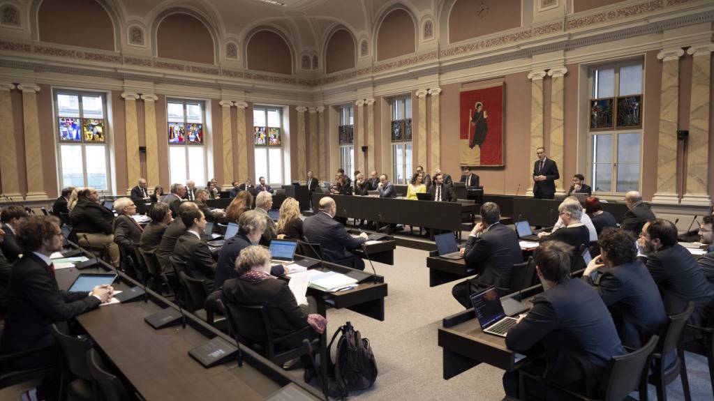 Glarner Politik diskutiert über Einführung neuer Steuern
