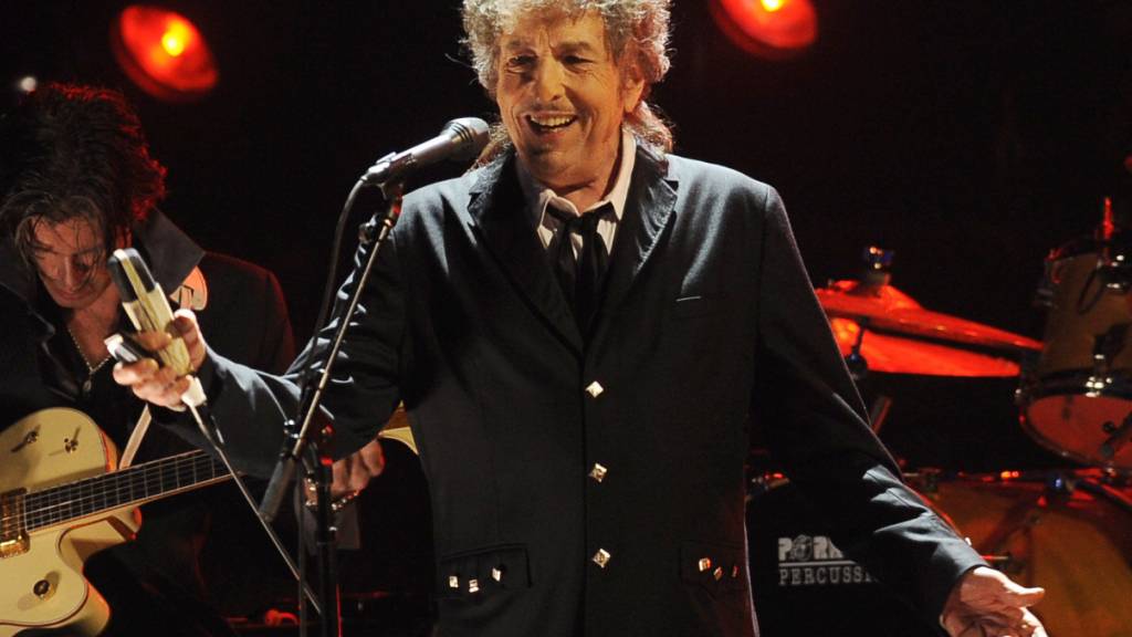 ARCHIV - Bob Dylan, US-amerikanischer Musiker, während eines Auftritts. Der Folk-Rock-Pionier hat die Verlagsrechte an allen seinen Songs an den Musikkonzern Universal Music verkauft. Foto: Chris Pizzello/AP/dpa