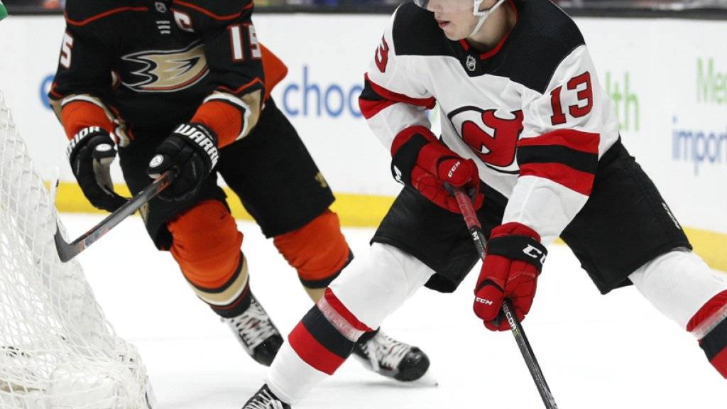 Nico Hischier - hier gegen Ryan Getzlaf - verliert mit den New Jersey Devils auswärts gegen die Anaheim Ducks