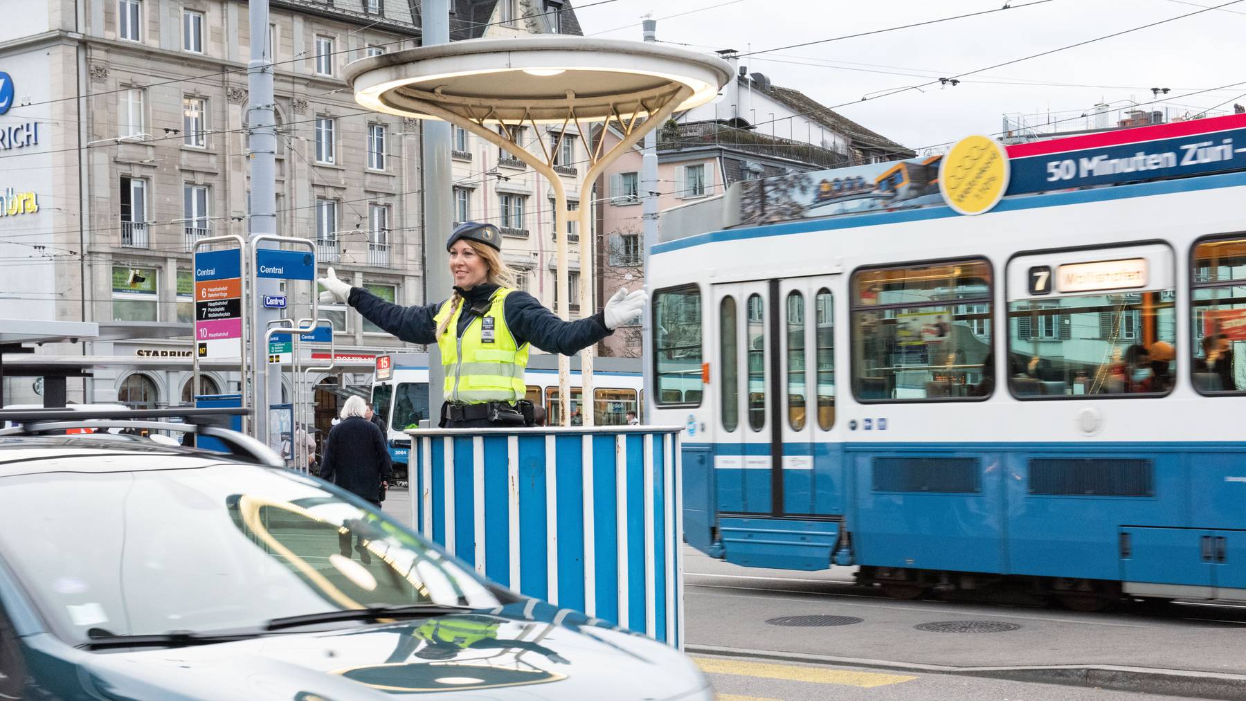 Mitarbeiterin des Polizeilichen Assistenzdienstes (PAD) regelt den Verkehr am Central