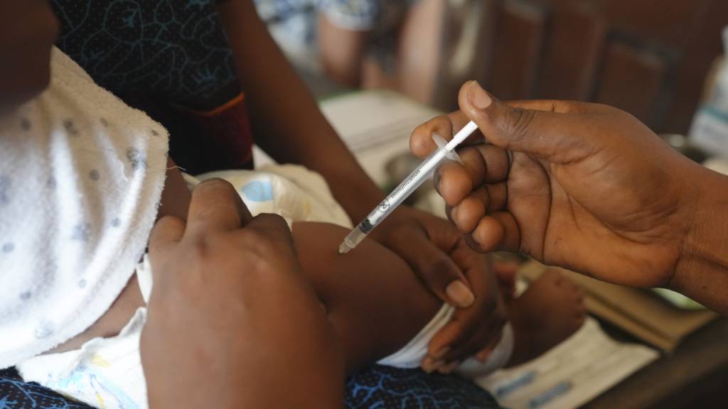 Vorbeugende Impfungen können viele Leben retten - das zeigt eine Analyse nun für Malaria bei Kindern. (Archivbild)
