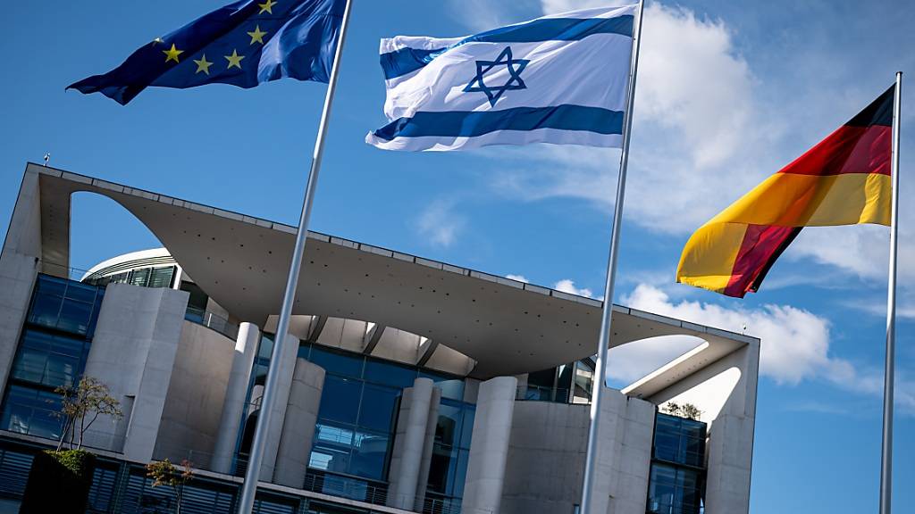 dpatopbilder - Die Flagge Israels weht neben der Europa- und Deutschlandflagge vor dem Bundeskanzleramt. Foto: Fabian Sommer/dpa