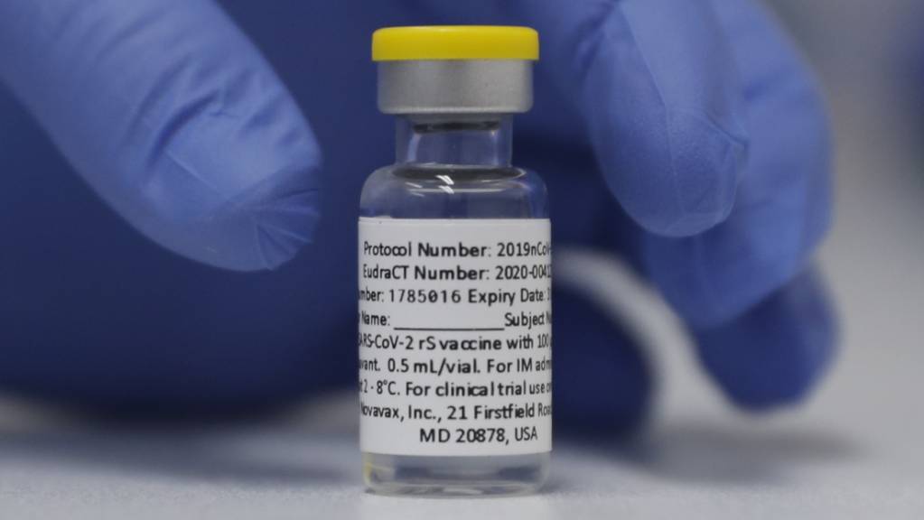 Der Novavax-Impfstoff soll in Deutschland neben den bisherigen Covid-19-Impfstoffen zur Grundimmunisierung mit zwei Dosen im Abstand von mindestens drei Wochen bei volljährigen Menschen eingesetzt werden. Foto: Alastair Grant/AP/dpa