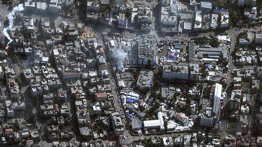 HANDOUT - Auf diesem Bild ist die Al-Schifa Klinik und seine Umgebung zu sehen. Die Israelische Armee hat nun ein Video zu einem mutmaßlichen Tunnel unter dem Krankenhaus veröffentlicht. Foto: ---/Satellite image '2023 Maxar Technologies/AP/dpa - ACHTUNG: Nur zur redaktionellen Verwendung bis zum 19.11.23 und nur mit vollständiger Nennung des vorstehenden Credits und nur im vollen Format. Das Logo im Bild muss gezeigt werden.