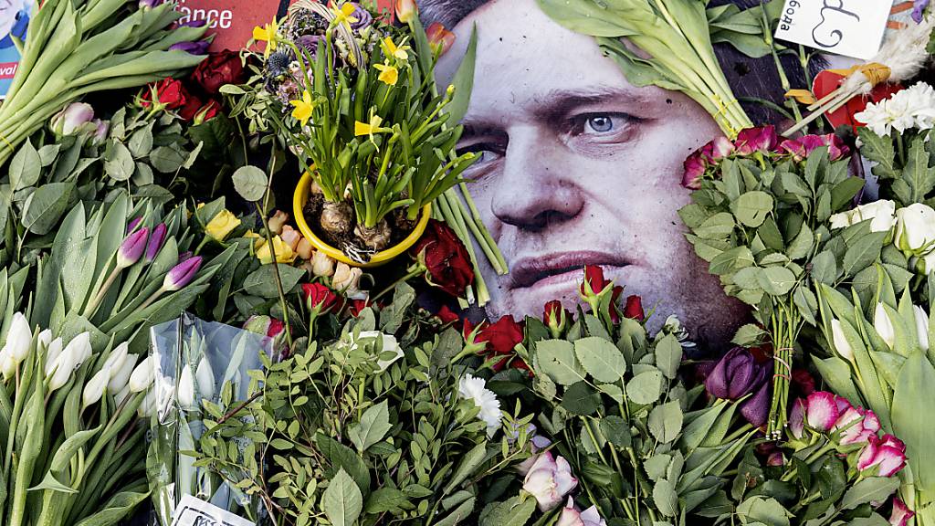 Gedenken an Alexej Nawalny vor der russischen Botschaft in Kopenhagen. Foto: Nils Meilvang/Ritzau Scanpix Foto/AP/dpa