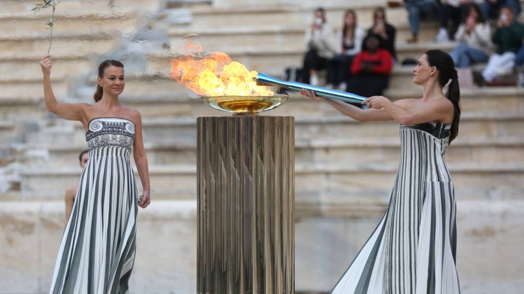 Die Olympische Flamme wird feierlich entzündet