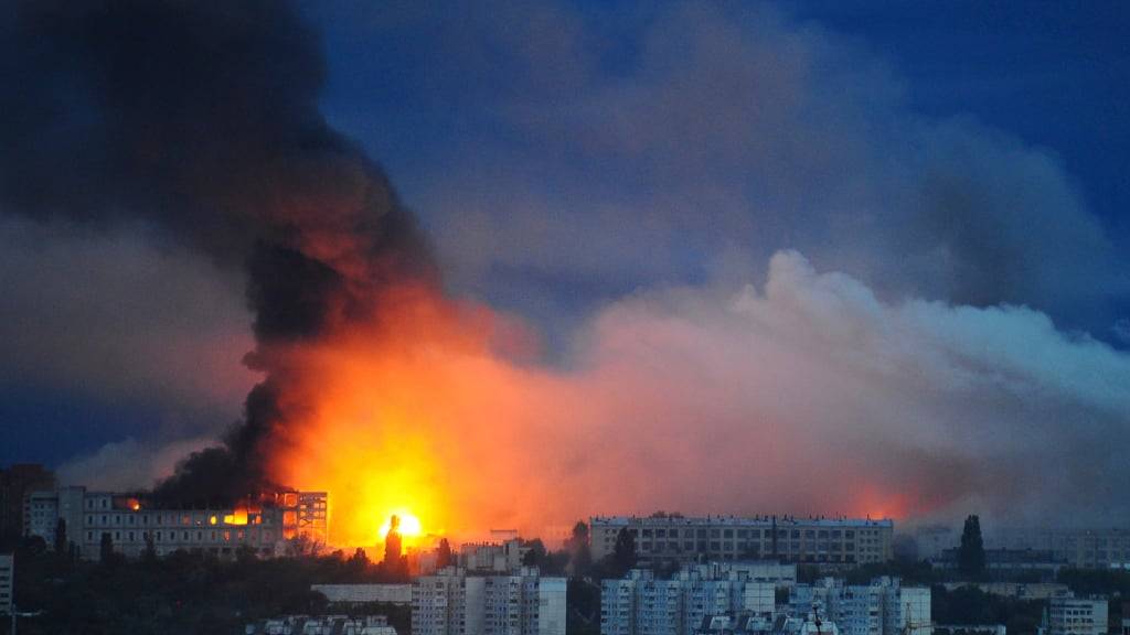 ARCHIV - Feuer und Rauch steigen von der Stelle auf, an der eine russische Rakete ein Wohngebiet in Charkiw traf. Foto: Anatolii Lysianskyi/AP/dpa