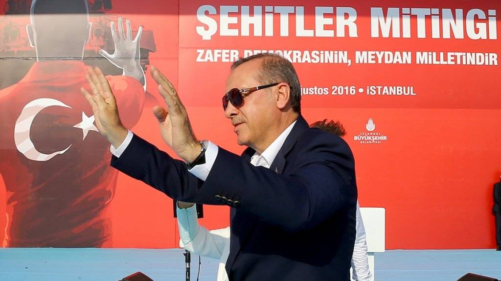 Der «Sultan», wie Erdogan-Kritiker den türkischen Präsidenten auch nennen, lässt sich am Sonntag von Hunderttausenden in Istanbul feiern.
