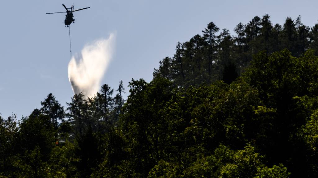 Bis zu 900 Liter Wasser lässt ein Helikopter auf einmal ab. Bis zu einem Dutzend Flüge, also mehr als 10'000 Liter können nötig sein, um hartnäckige Glutnester zu löschen.