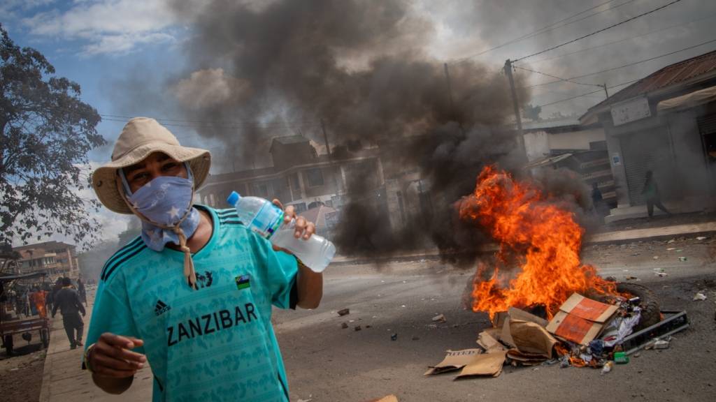 dpatopbilder - ARCHIV - Menschen protestieren in den Straßen am Wahltag. In Tansania ist es während der Präsidentschafts- und Parlamentswahl zu Unruhen gekommen. Foto: Uncredited/AP/dpa