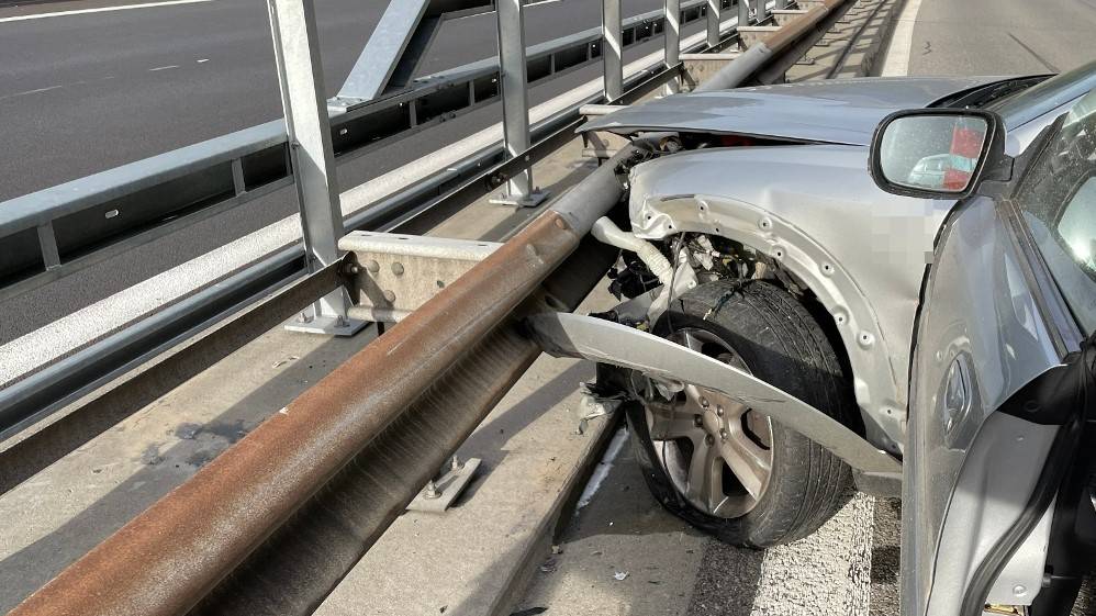 Auto prallt in Leitplanke – eine Person verletzt sich schwer