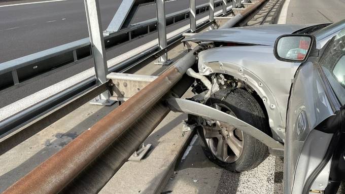Auto prallt in Leitplanke – eine Person verletzt sich schwer