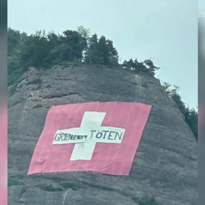 Schweizer Fahne in Vitznau mit «Grenzen töten» verunstaltet