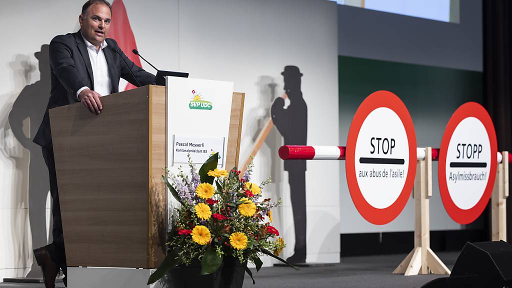 Parteipräsident Marcel Dettling am Sonderparteitag der SVP in Basel.