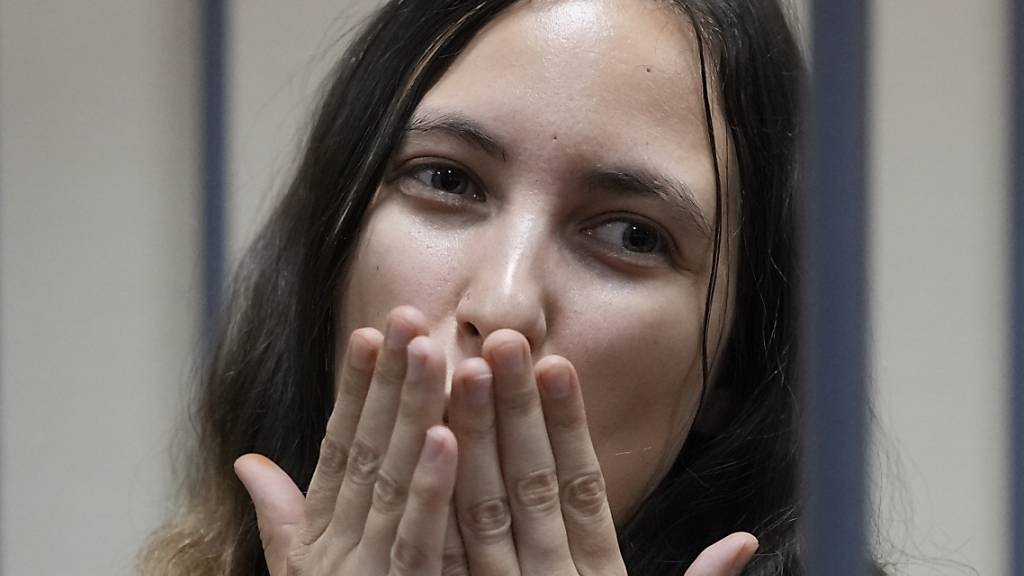 Alexandra Skotschilenko, Anti-Kriegs-Aktivistin und Künstlerin aus Russland, deutet einen Handkuss hinter Gittern im Gerichtssaal an, während sie auf eine Anhörung im Vasileostrovsky Bezirksgericht wartet. Die 33-Jährige, die in einem Lebensmittelladen Preisschilder durch Losungen gegen den russischen Angriffskrieg gegen die Ukraine ersetzt hatte, musste sich wegen der Verbreitung angeblicher Falschinformationen über Moskaus Armee verantworten. Die Musikerin und Dichterin war nach der Aktion im April 2022 festgenommen worden und sitzt derzeit in Untersuchungshaft. Sie wies die Vorwürfe stets zurück. Foto: Dmitri Lovetsky/AP/dpa
