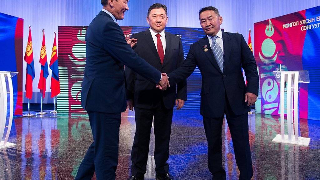 Ringen um das Präsidentenamt in der Mongolei: die drei Kandidaten bei der TV-Debatte vor der Wahl. (Archivbild)
