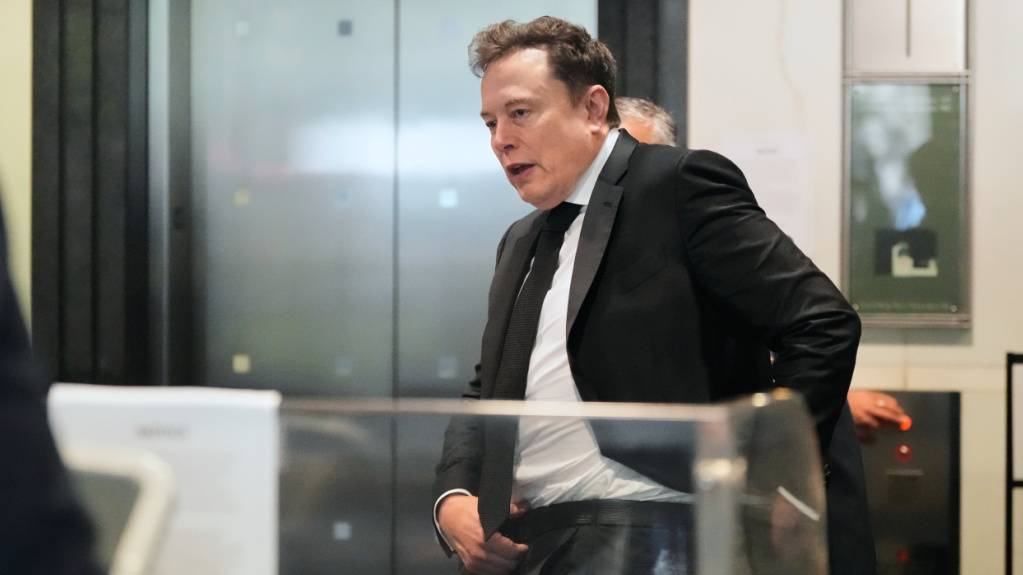 Beim KI-Training gibt es die Methode, ein Modell als Lehrer einzusetzen, das neue Software wie einen Schüler anlernt. Elon Musk musste unter Eid sagen, ob er so KI des Rivalen OpenAI benutzte. (Archivbild)
