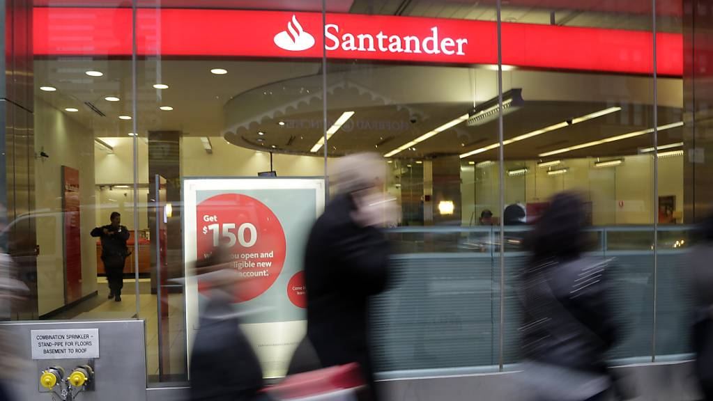 Abschreiber und Rückstellungen für gefährdete Kredite ziehen das Ergebnis der Bank Santander tief in die roten Zahlen. (Archivbild)