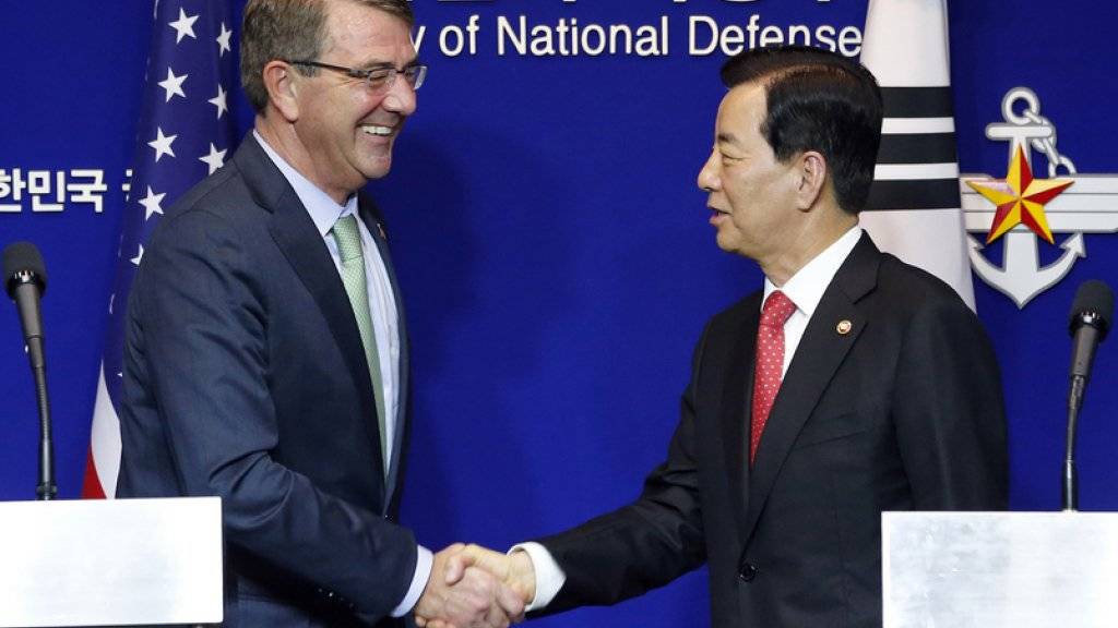 «Schulter an Schulter» gegen die kommunistische Führung in Nordkorea: US-Verteidigungsminister Ashton Carter (l.) und sein südkoreanischer Kollege Han Min-Koo nach ihren jährlichen Beratungen in Seoul