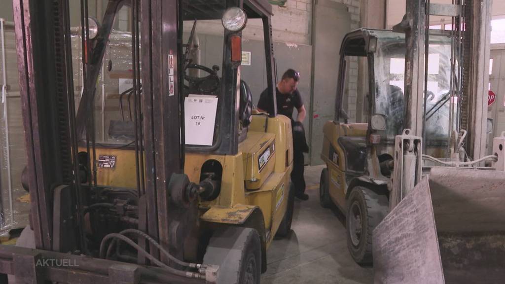 Firma Konkurs: Schnäppchenjäger ersteigern vom Hammer bis zur Baumaschine alles