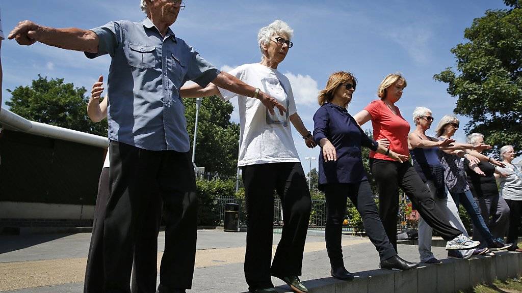 Bewegung ist für alle Seniorinnen und Senioren förderlich - auch für solche, die bereits gebrechlich sind. (Symbolbild)