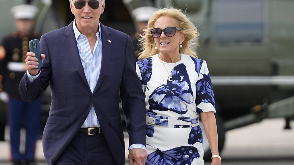 ARCHIV - US-Präsident Joe Biden und First Lady Jill Biden kommen mit der Marine One am East Hampton Airport in East Hampton, N.Y. an. Foto: Evan Vucci/AP/dpa