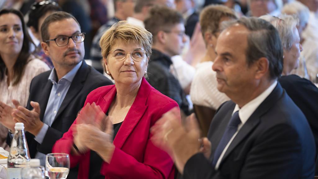 Bundespräsidentin Viola Amherd und Mitte-Präsident Gerhard Pfister an der Delegiertenversammlung der Mitte Partei Schweiz in Wettingen.