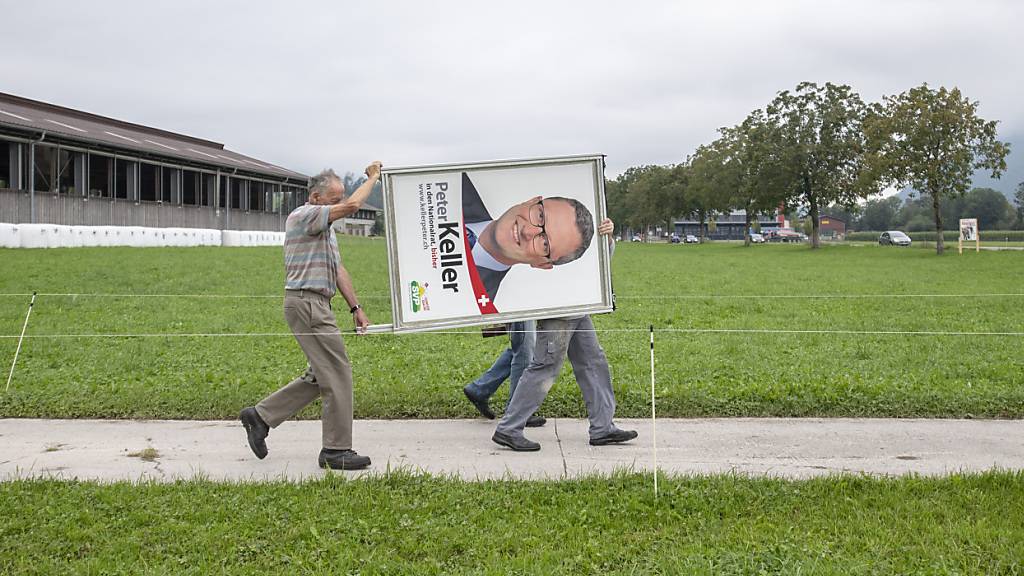 SVP-Mitglieder sind 2019 in Buochs NW mit einem Plakat für die eidgenössischen Wahlen unterwegs. (Archivaufnahme)