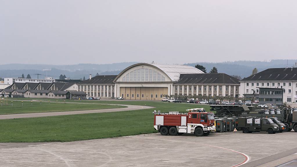 Der Bund zieht bei der Umnutzung des Militärflugplatzes Dübendorf in ein ziviles Flugfeld die Reissleine. (Archivbild)