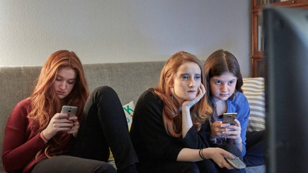 Müssen Jugendliche am Abend ihr Smartphone weglegen, schlafen sie länger und haben bessere Noten. (Gestelltes Symbolbild)