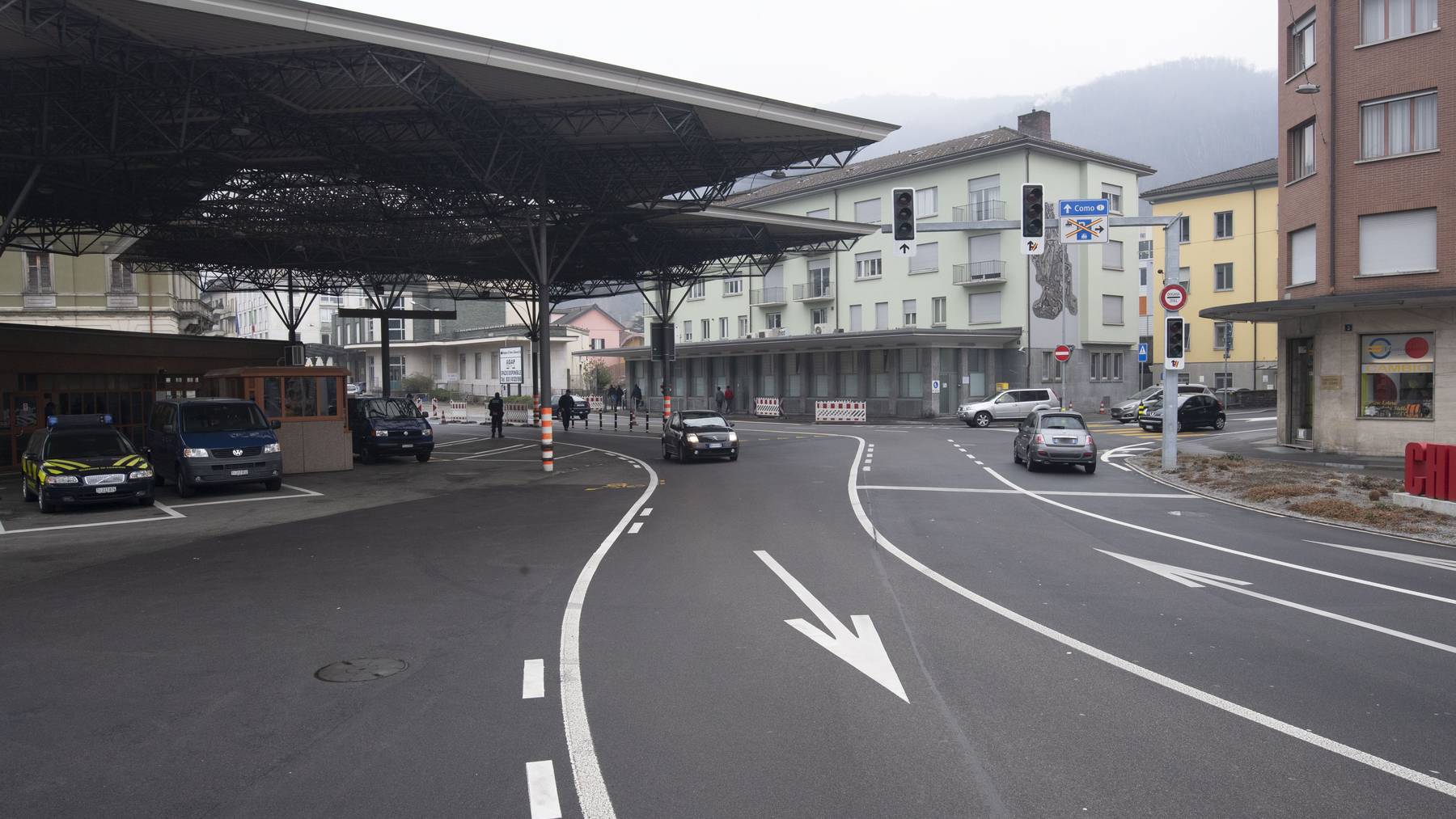 Der Grenzübergang bei Chiasso nach Italien ist auch am Dienstag nach den in Norditalien bekannt gewordenen Corona-Fällen befahrbar wie immer.