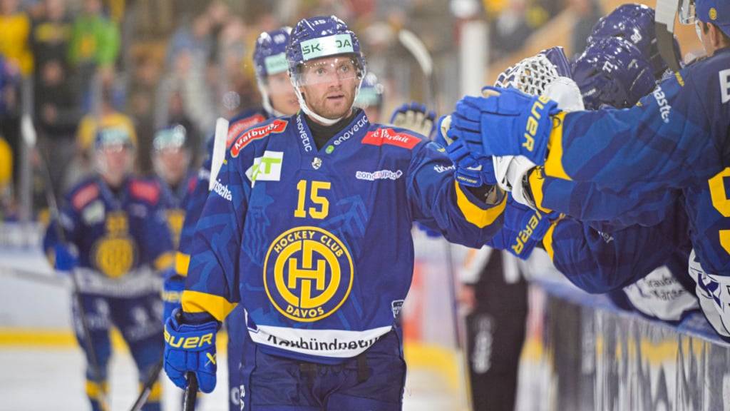 Der Davoser Simon Ryfors klatscht nach seinem Treffer zum 2:0 mit den Teamkollegen ab