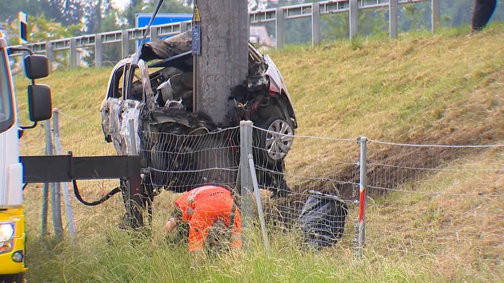 A1 bei Wängi (TG): Auto crasht in Strommast und geht in Flammen auf – Person verbrennt