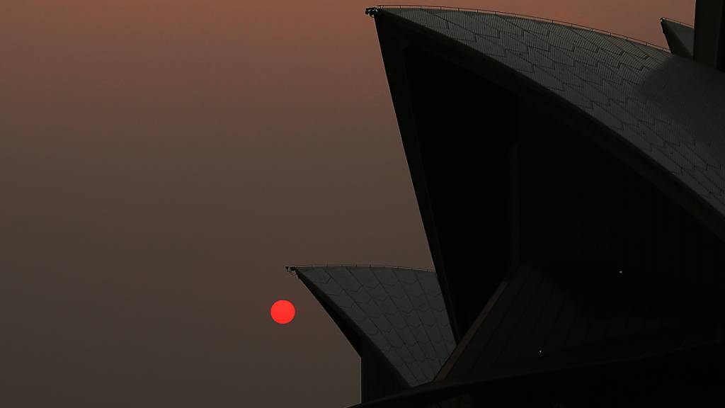Rauch in der Metropole Sydney färbt die Sonne tagsüber rot. Im Bild: Das Opera House. (Archivbild)