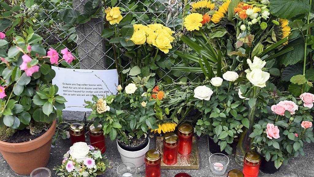 Blumen beim Arosasteig in Zürich: Hier starb ein 42-jähriger Schweizer aus Zürich an seinen Verletzungen, nachdem ihm mehrere Stichwunden zugefügt worden waren. Ein der Tat dringend verdächtigter Mann ist noch immer auf der Flucht. (Archivbild)