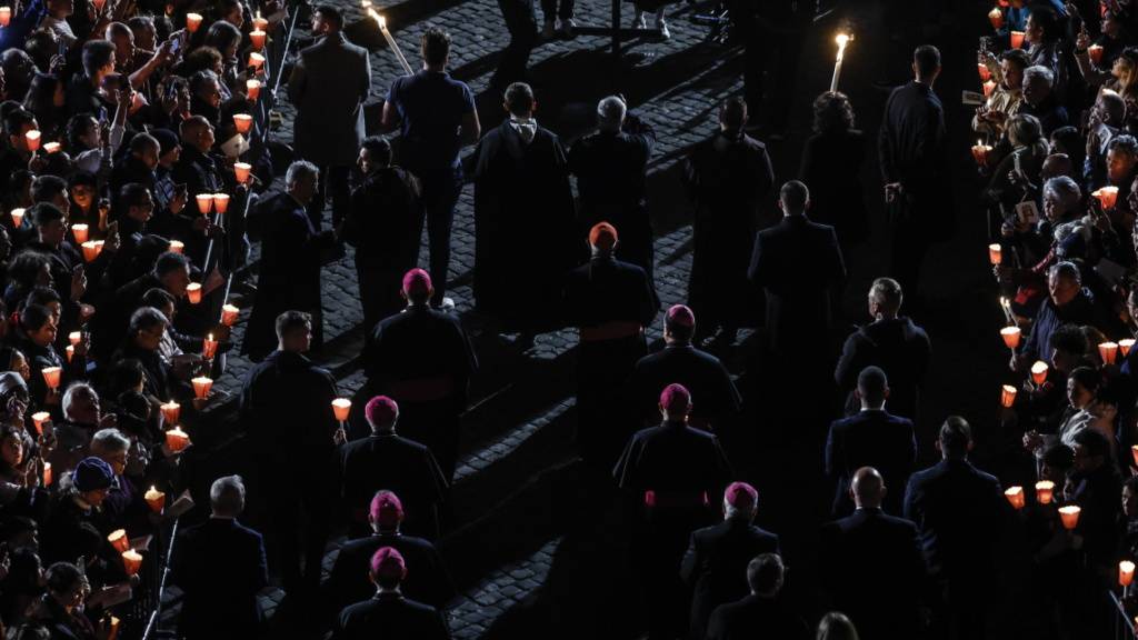 Der Kreuzweg am Kolosseum in Rom hatte am Karfreitag ohne Papst Franziskus stattgefunden. (Archivbild)