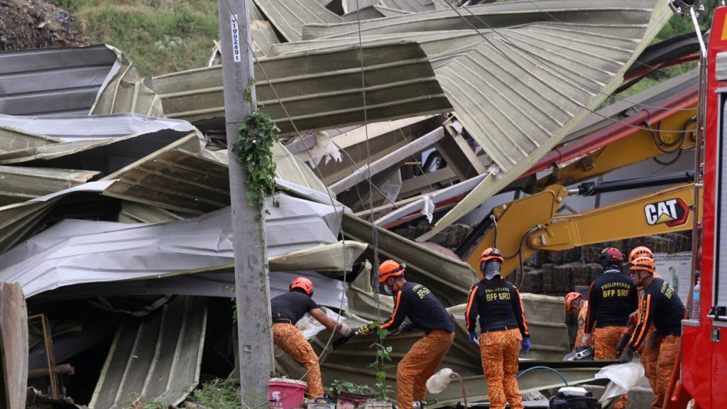 Nach dem Einsturz eines riesigen Müllbergs in einer Mülltrennungsanlage werden die Such- und Rettungsarbeiten fortgesetzt. Foto: Jacqueline Hernandez/AP/dpa