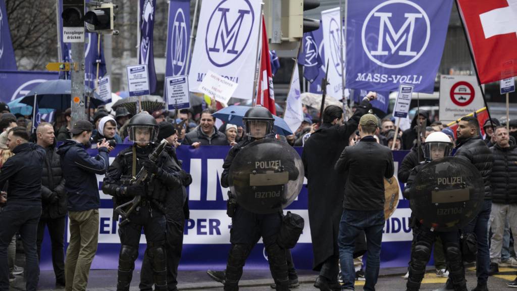 Impfkritiker demonstrieren in St. Gallen mit Rechtsextremen