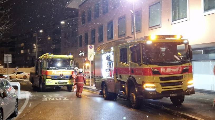 Feuerwehr rückt wegen Brand in Serverraum nach Altstetten aus