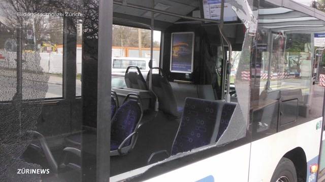 Jugendlicher schiesst auf Bus