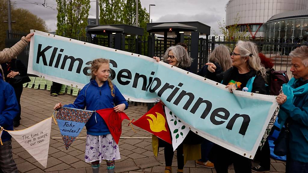 Einige der Klägerinnen im April vor dem Sitz des Europäischen Gerichtshofs für Menschenrechte in Strassburg. (Archivbild)