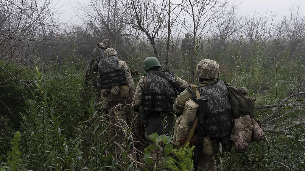 Ukrainische Marinesoldaten gehen durch Gelände an der Frontlinie in der Nähe des Flusses Dnepr. Foto: Alex Babenko/AP/dpa