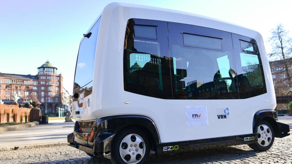 Autonome Fahrzeuge wie dieser Roboterbus könnten Ziele von Hackerangriffen werden, warnen deutsche Versicherer. Im schlimmsten Fall könnten damit ferngesteuerte Terroranschläge verübt werden. (Symbolbild)