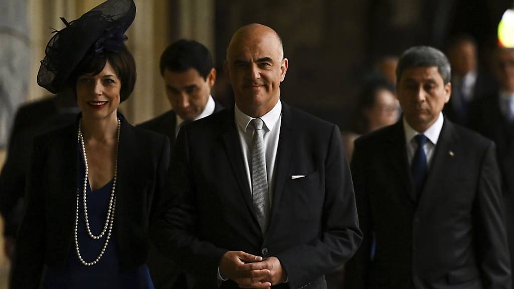 Bundespräsident Alain Berset mit seiner Frau Muriel Zeender Berset am Samstag bei ihrem Eintreffen in der Westminster Abbey in London.