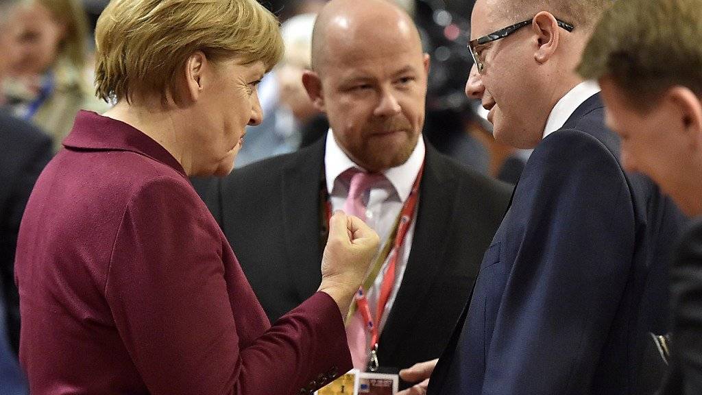 Die deutsche Kanzlerin Angela Merkel mit dem tschechischen Premierminister Bohuslav Sobotka (rechts) am EU-Gipfel am Donnerstag in Brüssel. Die «EU-Chefs» diskutieren erneut über die Flüchtlingskrise.