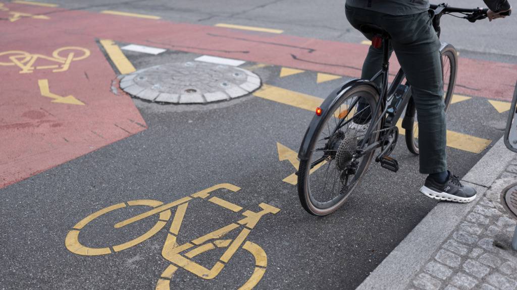 Bündnerinnen und Bündner sollen das Auto vermehrt stehen lassen und das Velo nehmen oder zu Fuss gehen. So will es die Regierung. (Symbolbild)