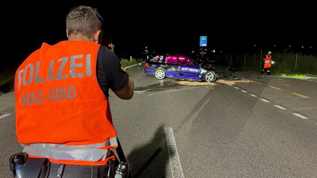 Bei einer Frontalkollision zweier Autos in Zweidlen am Samstagabend sind zwei Personen mittelschwer verletzt worden. Sie wurden laut Polizei mit Rettungswagen und Helikopter ins Spital gebracht.