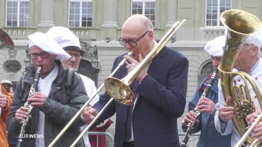 Martin Pfister feiert mit Familie und eigener Musik