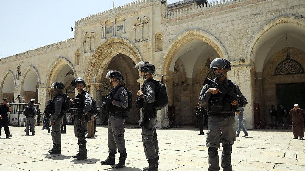 Israelische Soldaten vor dem Felsendom bei der Al-Aksa-Moschee in Jerusalem.